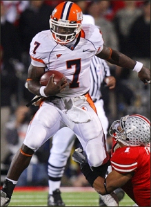 Juice Williams, shown here against Ohio State in 2007, was not loose against Missouri yesterday as Illinois was blown out 37-9/SI Photo